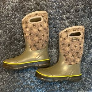 Boys spiderweb Bogs, size 5, hardly worn